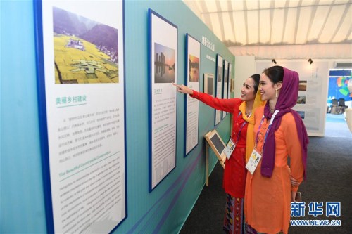 visitors look at the exhibits at the “2022 see you at hangzhou” exhibition in jakarta, indonesia, on aug 18..jpg