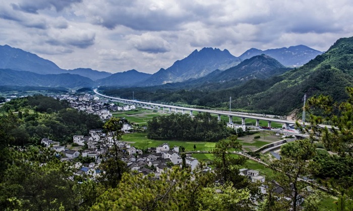 hangzhou-huangshan high-speed railway promotes tourism along the line