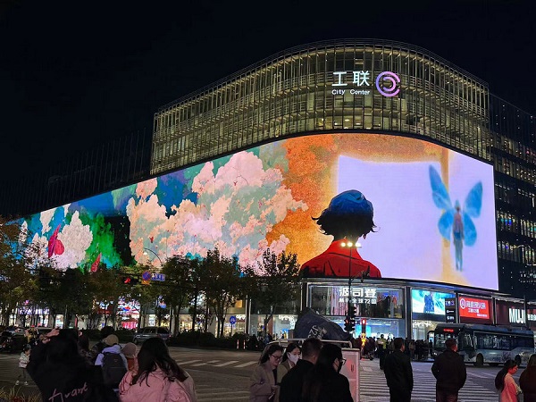 aesthetic of technology makes a comeback to the giant screen in hangzhou's streets