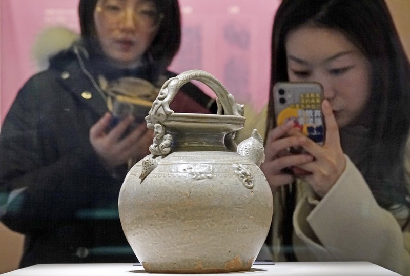 zhejiang showcases top 100 museum treasures in spring festival exhibition