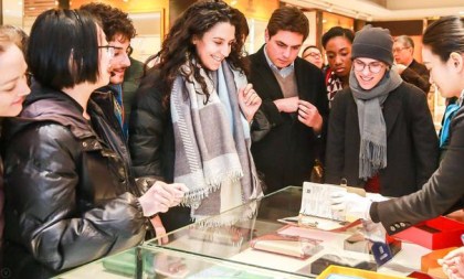 overseas students sample chinese silk culture in hangzhou 