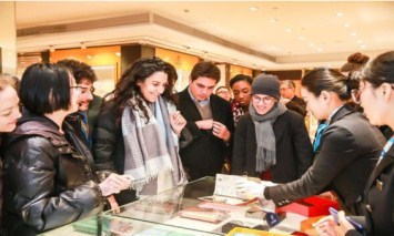 overseas students sample chinese silk culture in hangzhou 