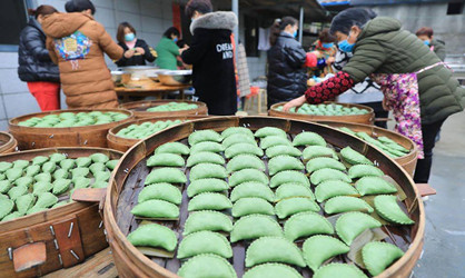 hangzhou villagers make qingming rice cake