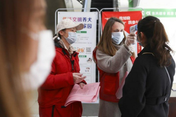 expats help combat virus in dongxin community